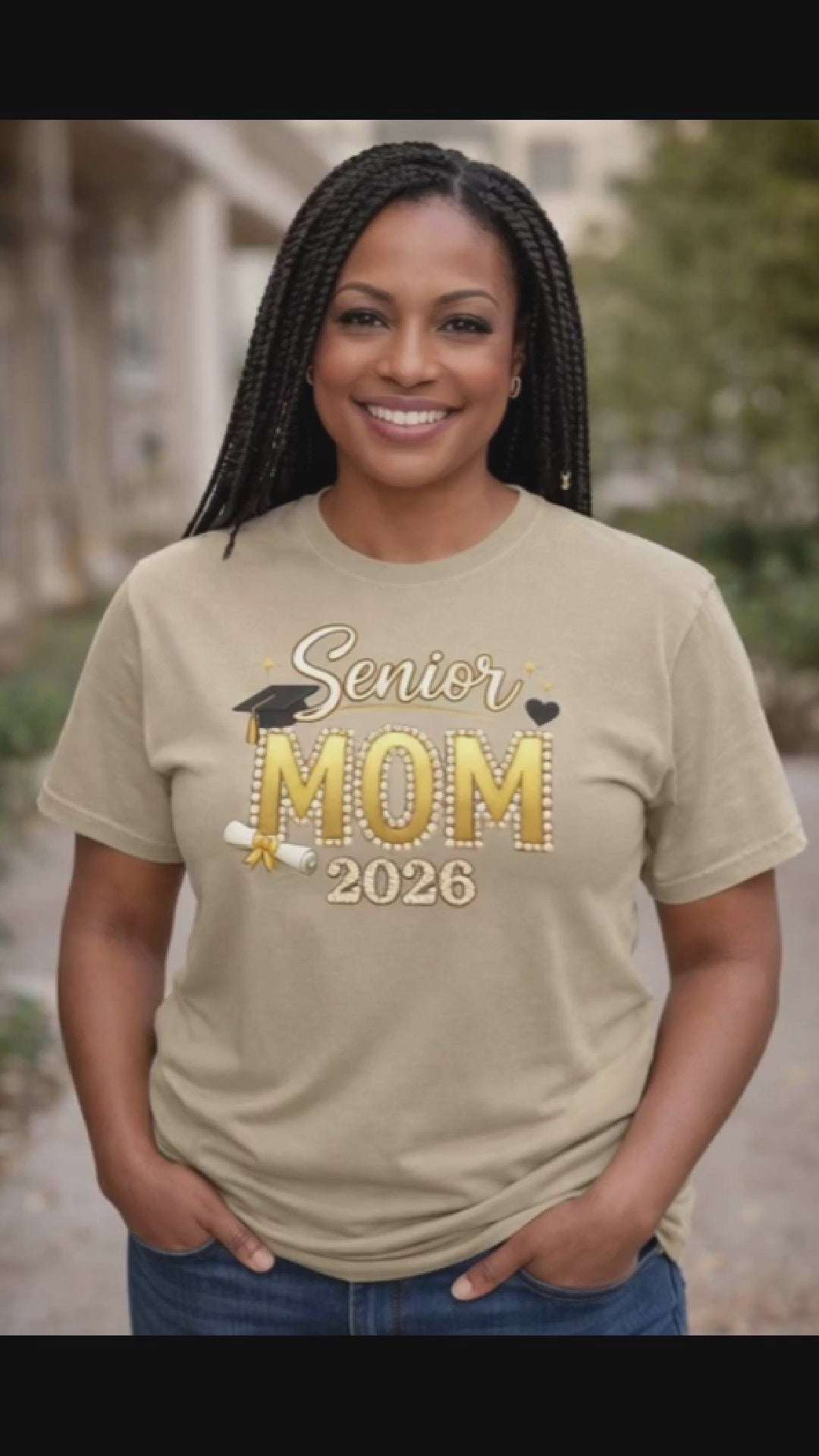 Senior Mom 2026 Graduation Comfort Colors® Graphic T-Shirt – Khaki Pearl & Gold Design
